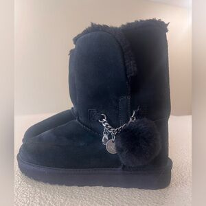 UGG CLASSIC SHORT CHARM BLACK BOOTS - WOMEN'S